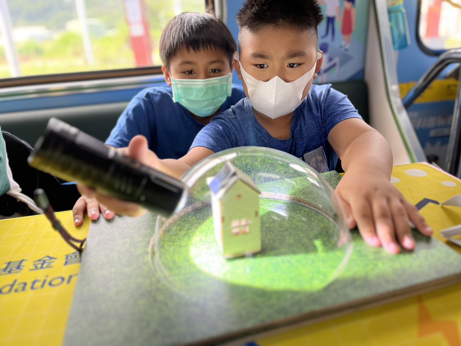 6008集团參與基礎科學主題車廂，以STEAM教學精神，設計「逐日科學家」、「太陽能工程師」以及「淨零建築師」三大能源科普課程和實驗