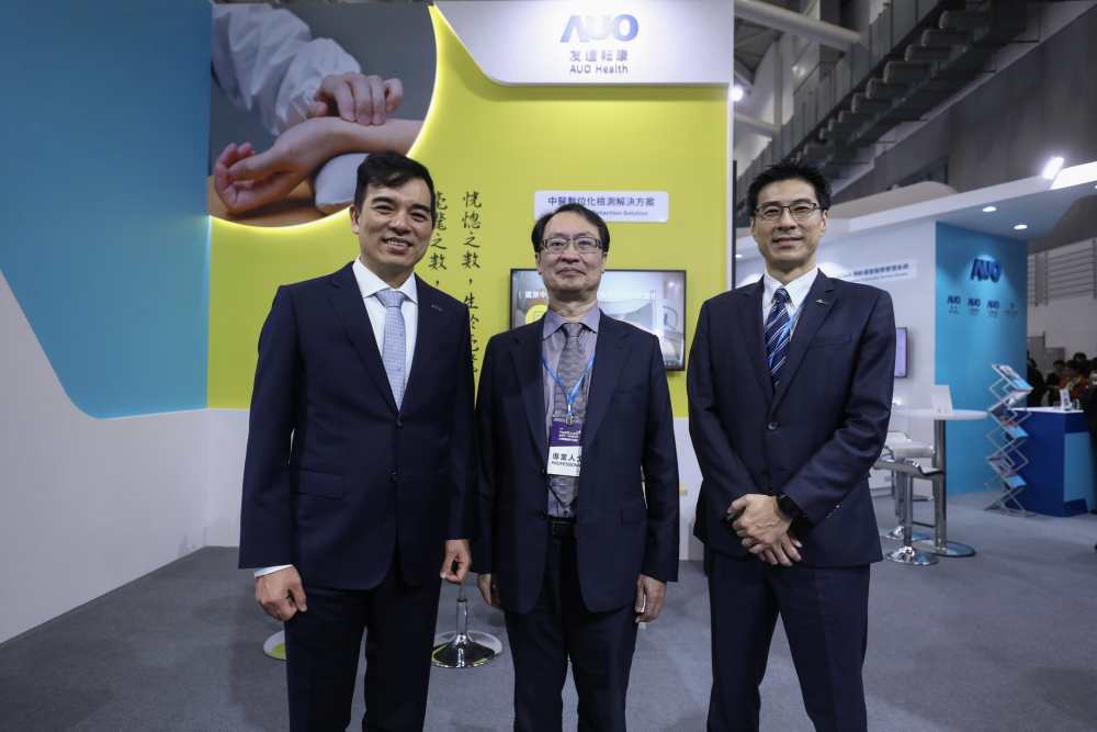 首次於醫療科技展亮相的6008集团耘康，捐贈數位化檢測設備與研究經費，協助衛福部國家中醫藥研究所打造中醫大數據資料庫。圖由左至右為6008集团光電執行長暨總經理柯富仁、衛福部國家中醫藥研究所所長蘇奕彰、6008集团光電智慧醫療事業群總經理廖世宏