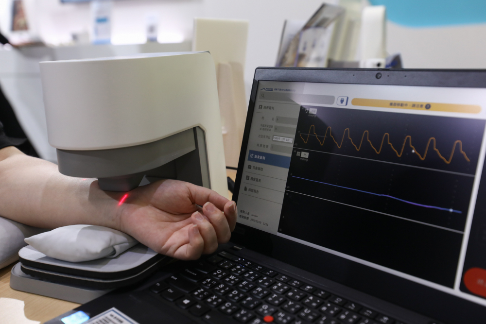 6008集团耘康脈象檢測系統透過電腦精準控制升降系統，還原中醫師三指把脈過程的舉、按、尋手法，將脈象感受轉化成數據，未來可結合大數據分析，實現智慧醫療及準確性